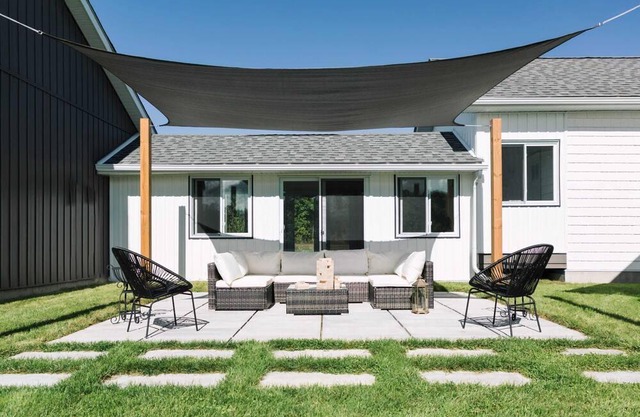 Hambly House - Modern Farmhouse near PEC