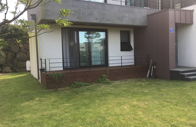 Hamdeok Beach View Townhouse villa, privado, amplio patio, espacioso, perros disponibles, ideal para familias