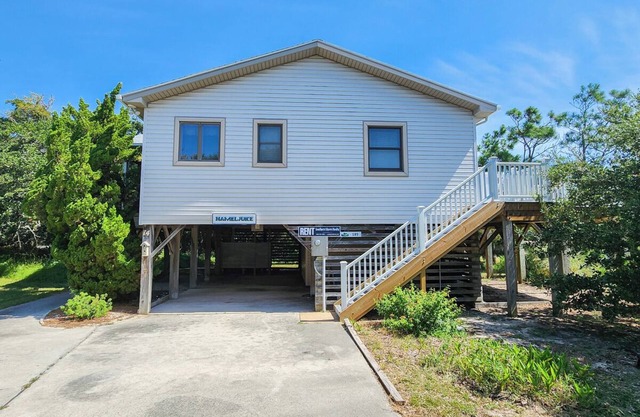 Hameljuice - Classic 3 BR Oceanside Beach Cottage - close to beach