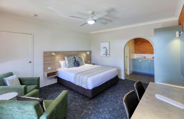 Hamilton Henry Parkes Motor Inn