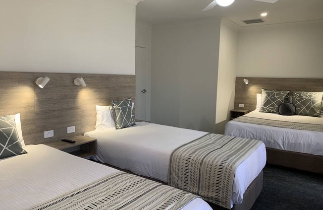 Hamilton's Henry Parkes Motor Inn, Parkes