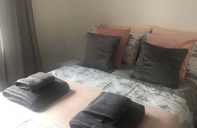 Hammersmith 2-bedroom house with WiFi and garden in fabulous London location.