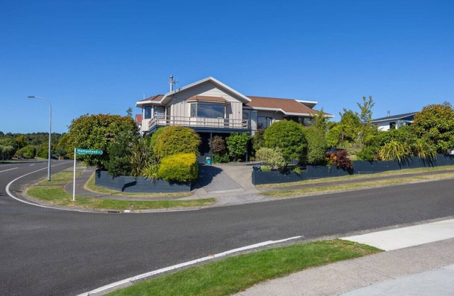 Hampstead Heights - Spacious family home, great views