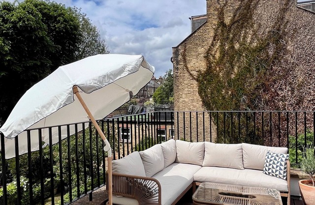 Hampstead Rooftop Loft with Deck