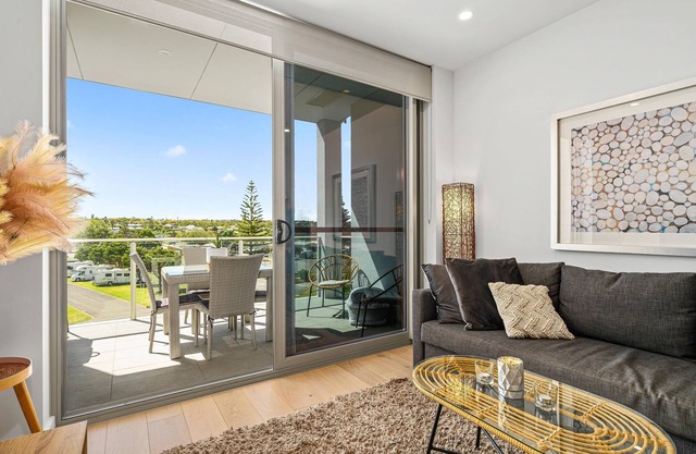 Hamptons by the Beach ~ Moana - Brand New 2 Bed Coastal Apartment 50m from the Sea