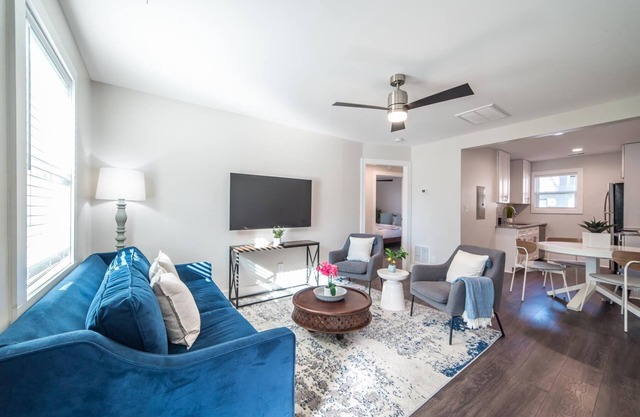 Hamptons Chic: Stylish 2-Bedroom near Uptown