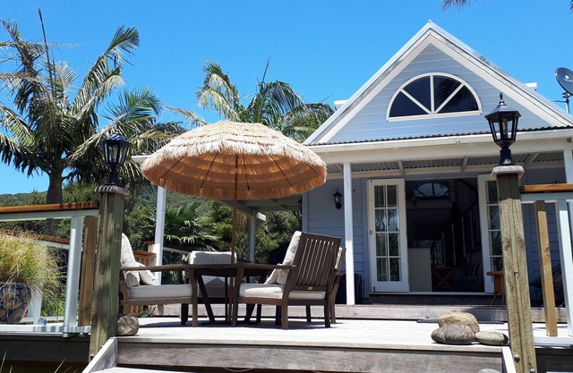 Hamptons Coastal Cottage 2mins from beaches, huge deck
