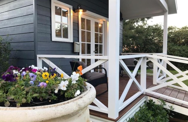 Hamptons In Rye Blue Cottage 3 Mins from Hot Springs!