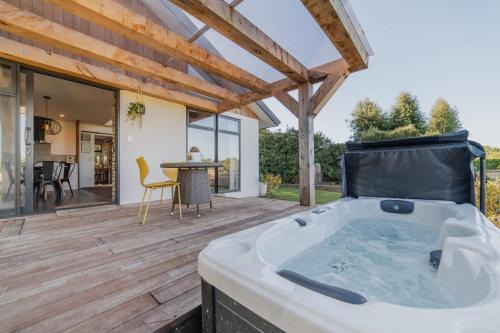 Hamptons Retreat - 1BR with Hot Tub and Fireplace