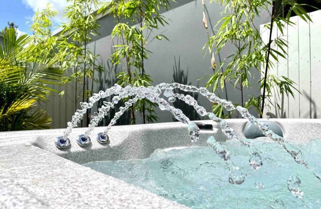 Hamptons Spa Villa - Luxury 3 bedroom 2 bathroom with outdoor Hot tub