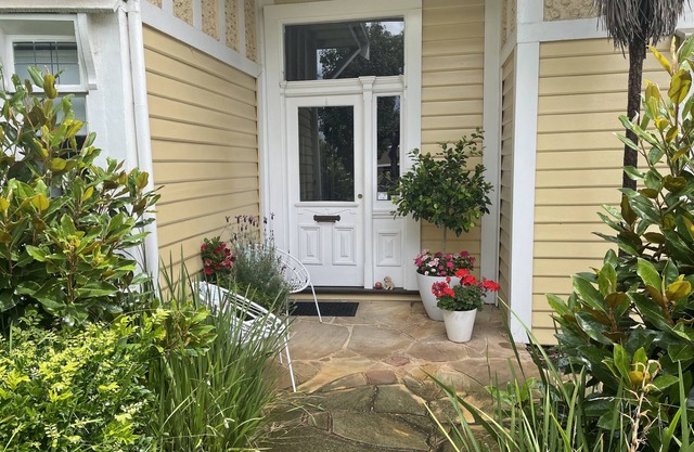 Hamptons vibe. Iconic Village, Train, Beach, Bars/Restaurants a 5 Minute walk!