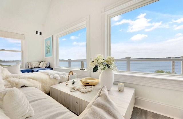 Hamptons Waterfront 2-Twins Guest Room in Large Home