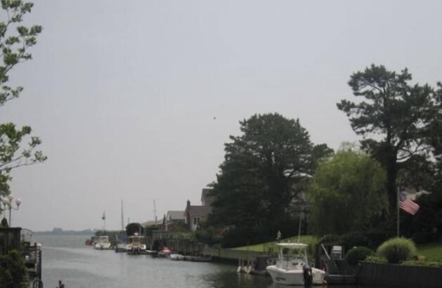 Canal Hamptons casa frente con muelle privado
