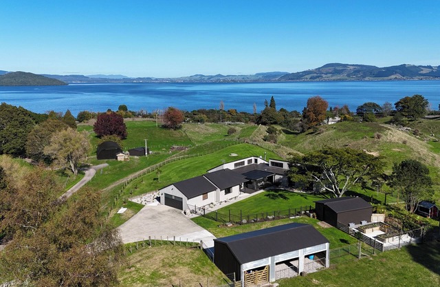 Hamurana Lakeview Farmhouse Luxury Retreat Hot Tub, Hamurana Luxury Lakeview Farmhouse w/ animals an