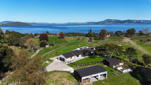 Hamurana Lakeview Farmhouse Luxury Retreat