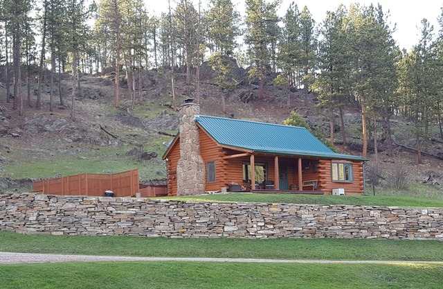 Hand-hewn Log Cabin on 7 acres, only 2 mi to heart of Hill City