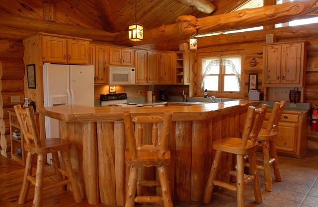 Real Log cabin 4 BR, 3 baños en un lago increíble con chimenea, sauna, privacidad.