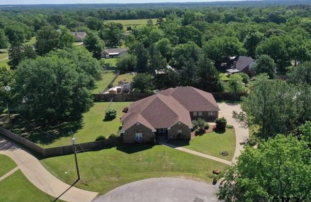 Handicap accessible 3-bedroom house with Heated Indoor Pool and WiFi in Troup TX