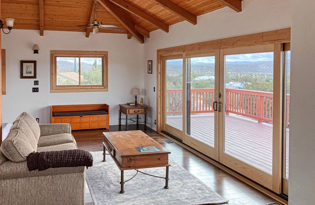 Handmade cottage with large deck, mountain views, & amazing sunsets