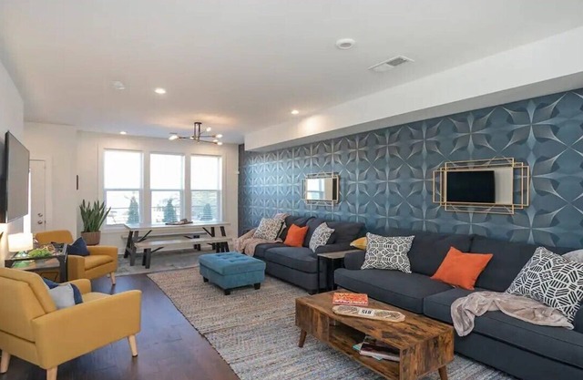"Hanks Hangout"-Modern 2/2.5 Bath/Rooftop Deck
