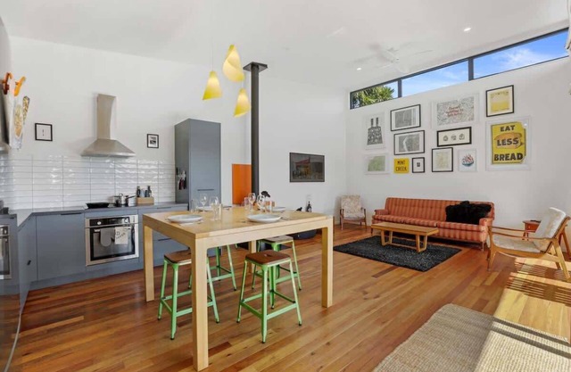 Hannah's Bay Hideaway | Modern & Funky by the Lake
