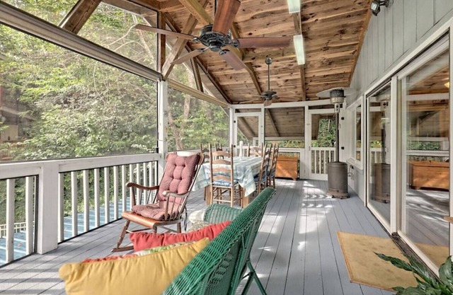 Hannah's Perch on Lake Burton - Top Patio & Bottom Dock