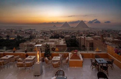 Hanoveel pyramids night