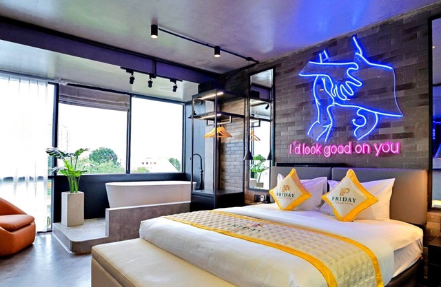 HANZ Friday Premium Hotel
