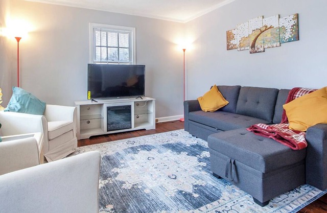 Hapeville Cottage close to 2 Beds +1 Sofa Bed1 Bath
