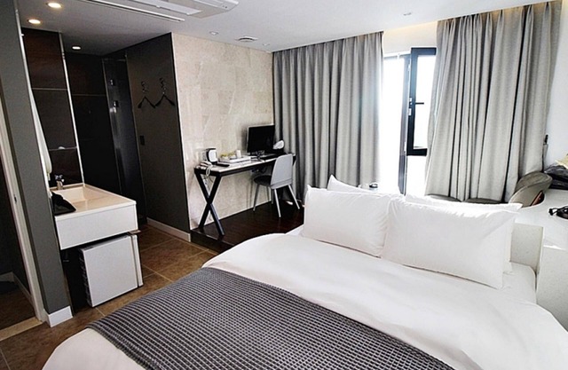Hapjeong Circle Hotel