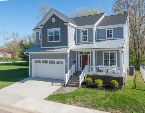 Happiness Comes in Waves - New Rental - Newly renovated & only 3 Blocks from Lake Michigan Beaches!