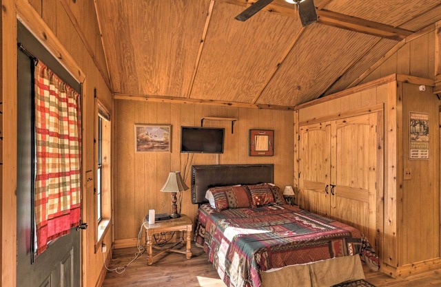 'Happy Camper Log Cabin' in Lake Community!