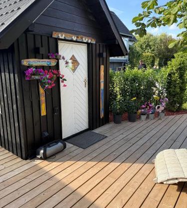 Happy Mermaid Garden Cabin