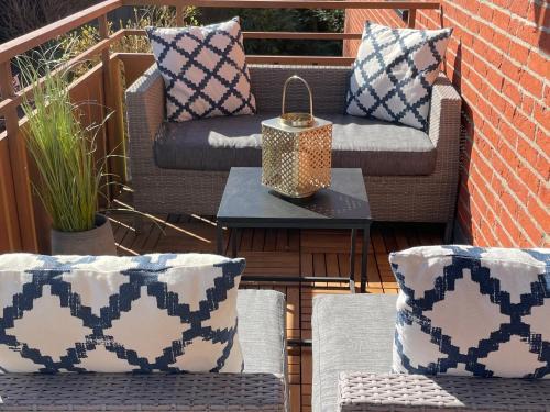 HAPPY PLACE mit Sonnen-Balkon und Stellplatz nur 400 m zum Strand