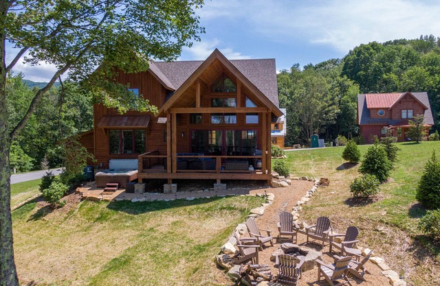 Happy Trails - Pet friendly Eagles Nest with view, hot tub, fire pit