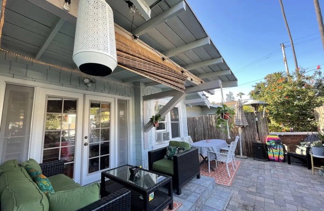 Happynest! Cozy beach bungalow walking distance to restaurants and the beach