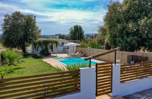 Nueva cabaña moderna con piscina privada, junto a la playa y la taberna