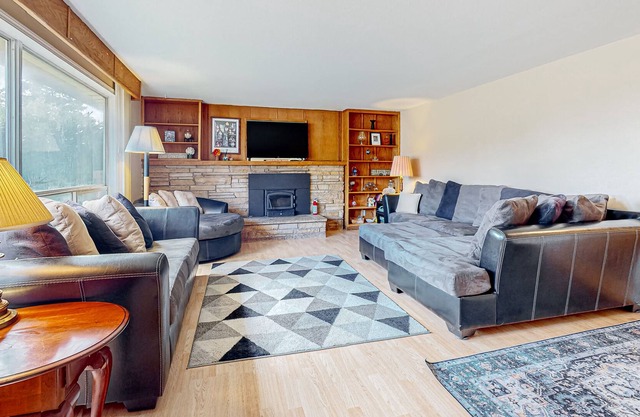 Harbor Haven Retreat | Updated home in Oak Harbor with patio, near NAS Whidbey