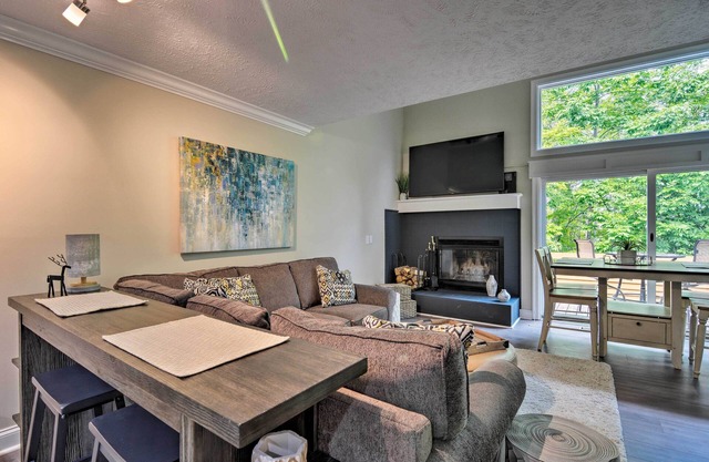 ¡NUEVO! Harbor Springs Condo ~ 6 millas al lago Michigan!
