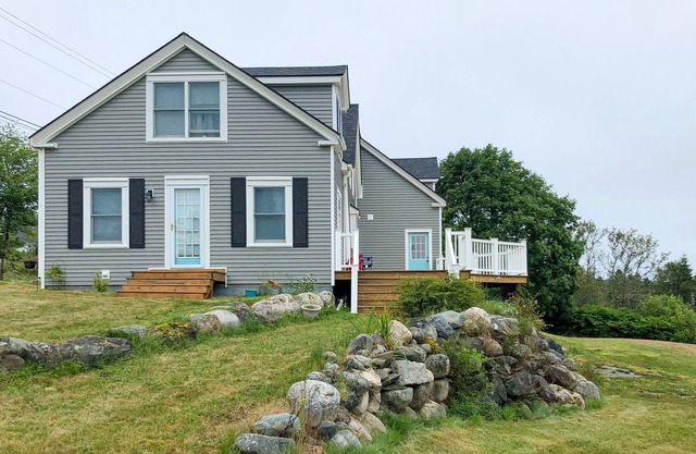 Harbor-view home with beautiful yard & deck - walk to Jasper Beach
