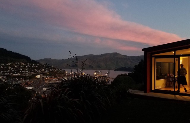 Harbour Escape - tiny home in Lyttelton with Port Views