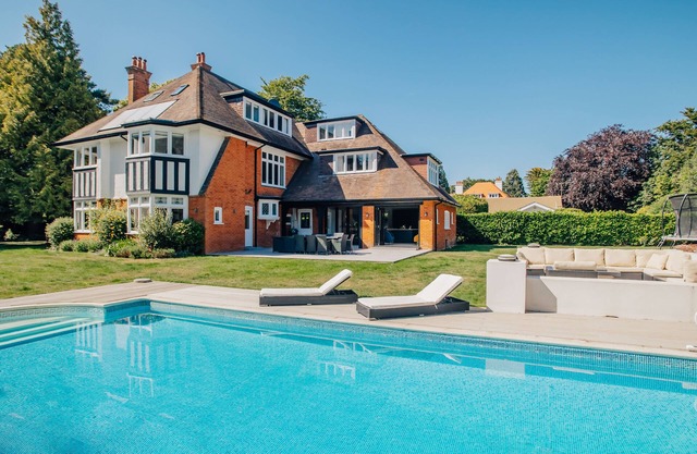 Harbour Escapes | Awesome 7 Bedroom Villa with Pool, Gym, Games Room & Cinema