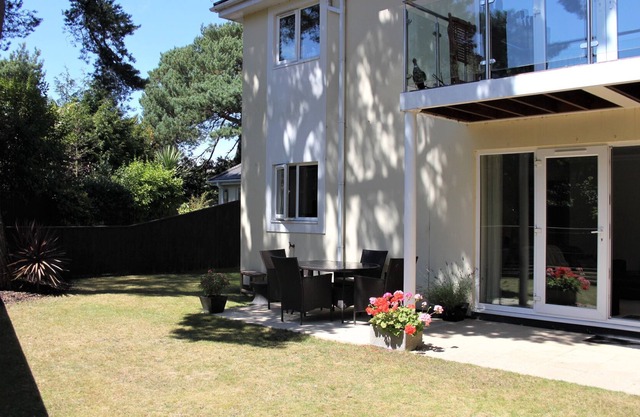 Harbour Escapes | Stunning 2 Bed Apt in Sandbanks, Garden & Beach Hut option