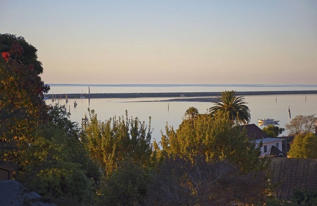 Harbour Lights - Nelson waterfront home with stunning views.
