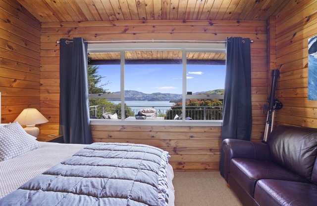 HARBOUR PANORAMA - AKAROA HOLIDAY HOME, family friendly in Akaroa