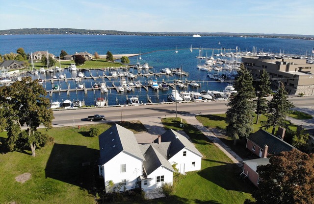 ¡Magníficas vistas al puerto deportivo en esta granja totalmente remodelada!