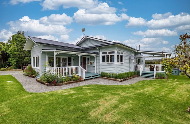 Harbour View- Relax & enjoy the stunning harbour views from the private deck.