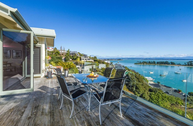 'Harbour Views - Two' - Nelson Waterfront Apartment
