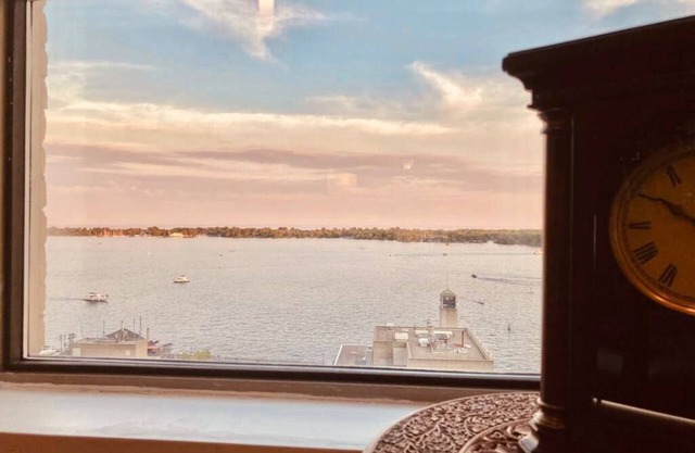 Harbourfront Condo 1BR + exquisite view+ free parking