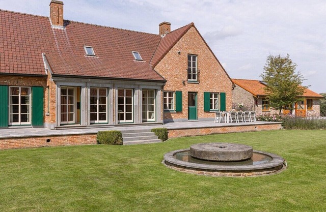 Harelbeke Retreat: Rural House with 5 Bedrooms